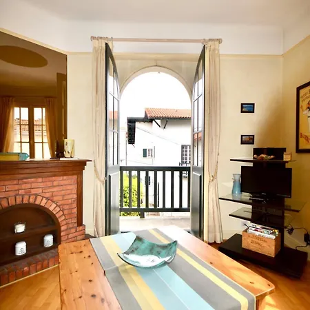 - Cozy 2-bedroom - Balcony - 6 People